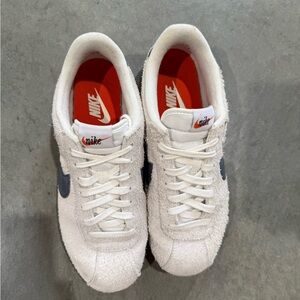 Nike Cortez Vintage Suede Women’s Size 10 Men’s 8.5 White and Navy Sneakers